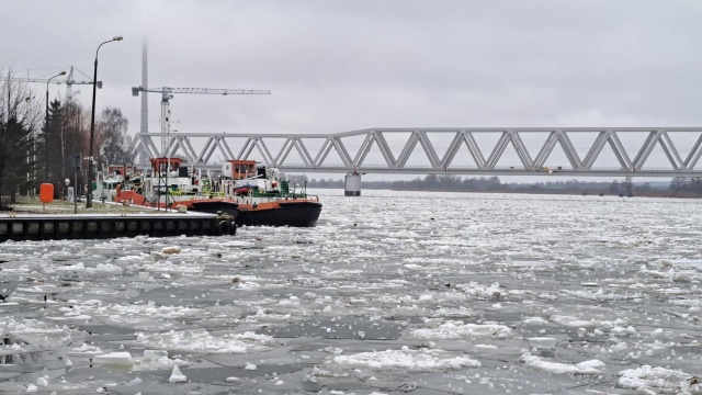 Fot. Wody Polskie RZGW Szczecin Kolejny dzień lodołamania na Odrze. Kra spływa swobodnie do ujścia rzeki [ZDJĘCIA]