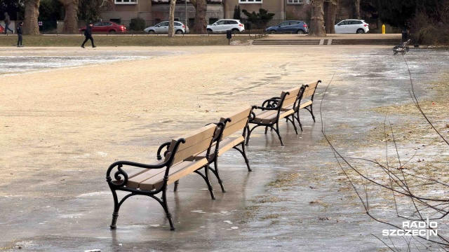 Fot. Robert Stachnik [Radio Szczecin] Jasne Błonia zamieniły się w lodowisko. "Przydałyby się łyżwy" [ZDJĘCIA]