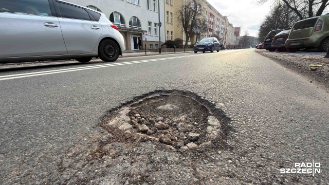 ul. Monte Cassino. Fot. Robert Stachnik [Radio Szczecin] Mróz powoli odpuszcza, więc czas na łatanie ubytków w asfalcie [WIDEO, ZDJĘCIA]