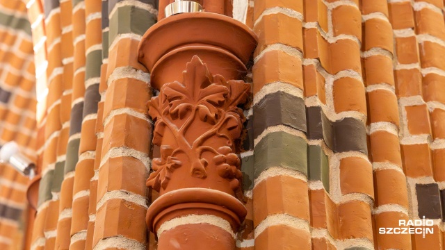 Fot. Robert Stachnik [Radio Szczecin] W pracach remontowych Czerwonego Ratusza pomogły m.in. dawne widokówki [WIDEO, ZDJĘCIA]