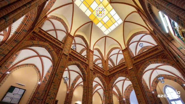 Fot. Robert Stachnik [Radio Szczecin] W pracach remontowych Czerwonego Ratusza pomogły m.in. dawne widokówki [WIDEO, ZDJĘCIA]