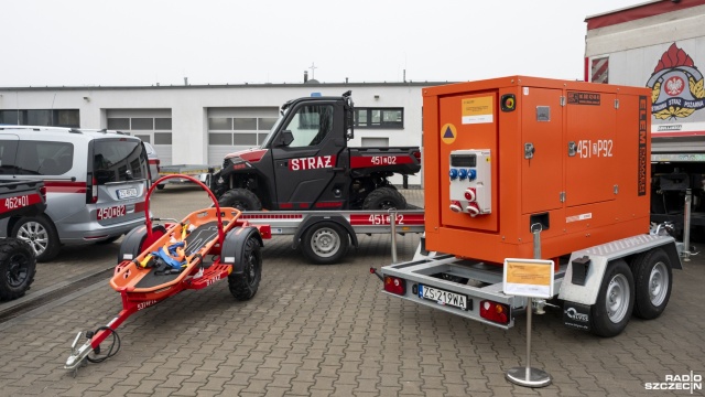 Fot. Kamila Kozioł [Radio Szczecin] Wozy, łodzie i mikrobusy... Nowy sprzęt dla strażaków [ZDJĘCIA]