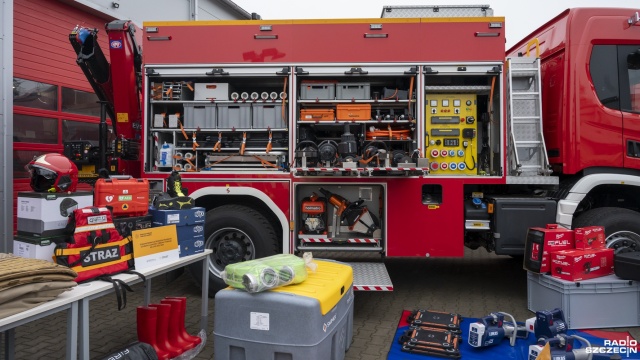 Fot. Kamila Kozioł [Radio Szczecin] Wozy, łodzie i mikrobusy... Nowy sprzęt dla strażaków [ZDJĘCIA]