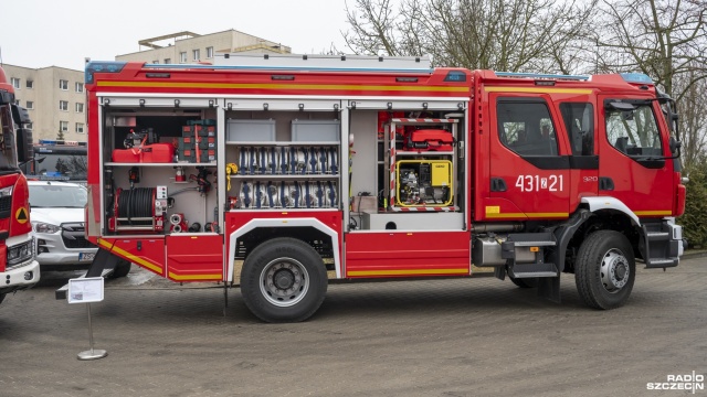 Fot. Kamila Kozioł [Radio Szczecin] Wozy, łodzie i mikrobusy... Nowy sprzęt dla strażaków [ZDJĘCIA]
