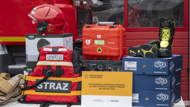 Fot. Kamila Kozioł [Radio Szczecin] Wozy, łodzie i mikrobusy... Nowy sprzęt dla strażaków [ZDJĘCIA]