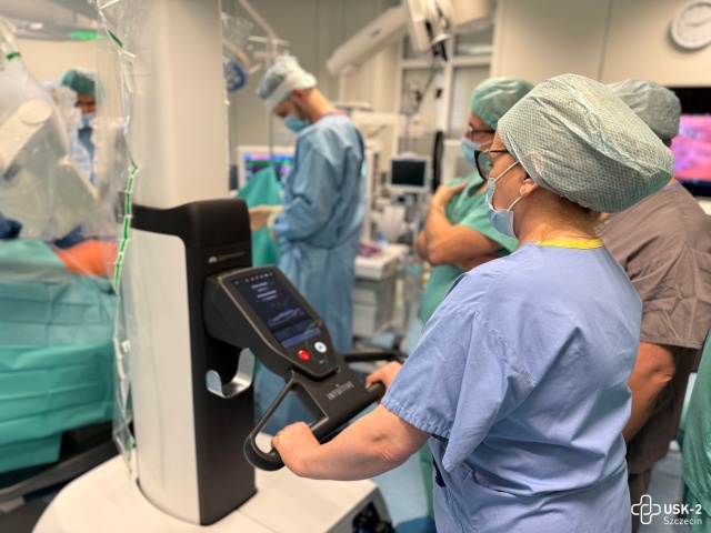 Fot. Mateusz Iżakowski / USK2 PUM w Szczecinie Jeden z najnowocześniejszych robotów na świecie w szczecińskim szpitalu [WIDEO, ZDJĘCIA]