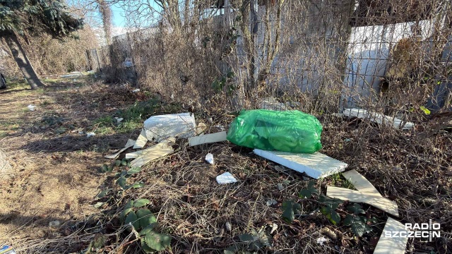 Fot. Robert Stachnik [Radio Szczecin] Bałagan przy szczecińskim Turzynie. Mieszkańcy mają dość śmieci [WIDEO, ZDJĘCIA]
