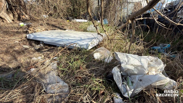 Fot. Robert Stachnik [Radio Szczecin] Bałagan przy szczecińskim Turzynie. Mieszkańcy mają dość śmieci [WIDEO, ZDJĘCIA]