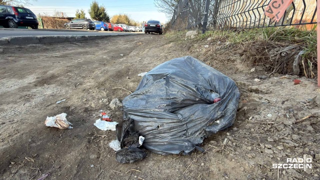 Fot. Robert Stachnik [Radio Szczecin] Bałagan przy szczecińskim Turzynie. Mieszkańcy mają dość śmieci [WIDEO, ZDJĘCIA]