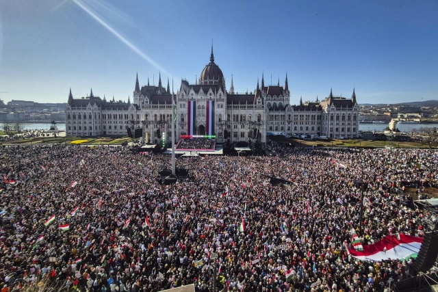 Fot. PAP/EPA/AKOS KAISER HANDOUT Demonstracje polityczne dwóch największych partii na Węgrzech
