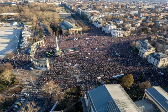 Fot. PAP/EPA/Zoltan Mathe Demonstracje polityczne dwóch największych partii na Węgrzech
