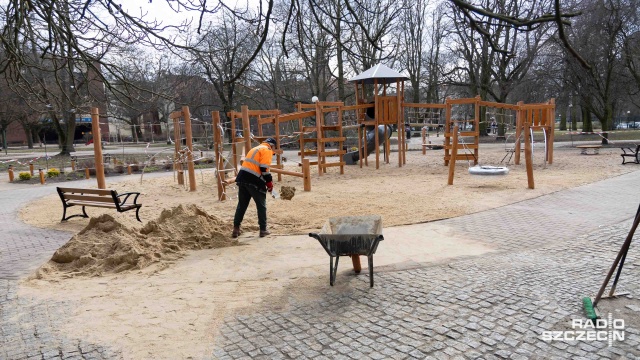 Fot. Robert Stachnik [Radio Szczecin] Nowy plac zabaw w parku Andersa [ZDJĘCIA]