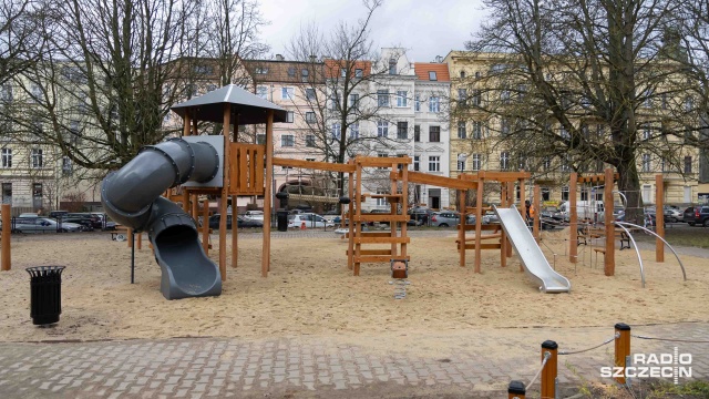 Fot. Robert Stachnik [Radio Szczecin] Nowy plac zabaw w parku Andersa [ZDJĘCIA]
