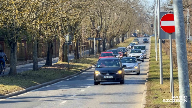 Fot. Robert Stachnik [Radio Szczecin] Mieszkańcy Ku Słońcu mają dość hałasu i domagają się remontu ulicy [WIDEO, ZDJĘCIA]