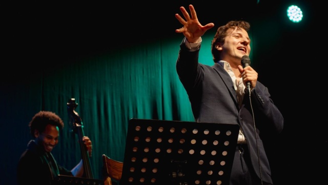 Jakub Gąsowski. Fot. Materiały prasowe artysty Jakub Gąsowski zaśpiewa Sinatrę w Radiu Szczecin [ZDJĘCIA]