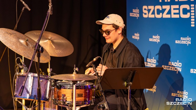Fot. Robert Stachnik [Radio Szczecin] Jakub Gąsowski zaśpiewał Sinatrę w Radiu Szczecin [ZDJĘCIA]