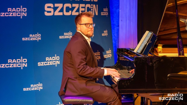 Fot. Robert Stachnik [Radio Szczecin] Jakub Gąsowski zaśpiewał Sinatrę w Radiu Szczecin [ZDJĘCIA]
