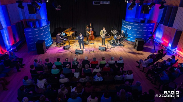 Fot. Robert Stachnik [Radio Szczecin] Jakub Gąsowski zaśpiewał Sinatrę w Radiu Szczecin [ZDJĘCIA]