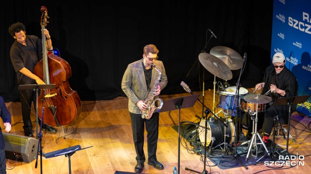 Fot. Robert Stachnik [Radio Szczecin] Jakub Gąsowski zaśpiewał Sinatrę w Radiu Szczecin [ZDJĘCIA]