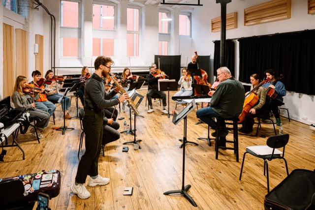 Łukasz Dyczko – saksofonista na próbie generalnej z Baltic Neopolis Orchestra pod dyrekcją Guðni Franzsona. Fot. Materiały prasowe BNO. Źródło: Facebook/Baltic Neopolis Orchestra Wiosenne "Przebudzenie" z Baltic Neopolis Orchestra [ZDJĘCIA]