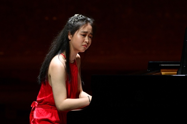 Tianyao Lyu – pianistka. Fot. Marcin Bielecki [Filharmonia w Szczecinie] Tinyao Lyu zachwyciła melomanów Złotej Sali Filharmonii [ZDJĘCIA]