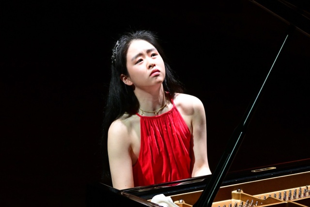 Tianyao Lyu – pianistka. Fot. Marcin Bielecki [Filharmonia w Szczecinie] Tinyao Lyu zachwyciła melomanów Złotej Sali Filharmonii [ZDJĘCIA]