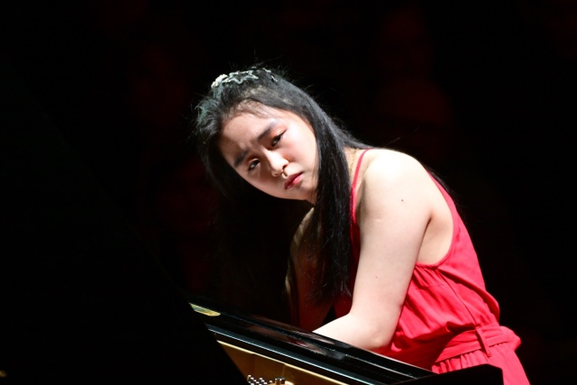 Tianyao Lyu – pianistka. Fot. Marcin Bielecki [Filharmonia w Szczecinie] Tinyao Lyu zachwyciła melomanów Złotej Sali Filharmonii [ZDJĘCIA]