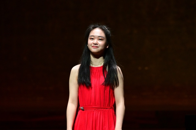 Tianyao Lyu – pianistka przyjmuje owacyjne brawa publiczności. Fot. Marcin Bielecki [Filharmonia w Szczecinie] Tinyao Lyu zachwyciła melomanów Złotej Sali Filharmonii [ZDJĘCIA]