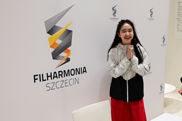 Tianyao Lyu – pianistka na spotkaniu z melomanami. Fot. Marcin Bielecki [Filharmonia w Szczecinie] Tinyao Lyu zachwyciła melomanów Złotej Sali Filharmonii [ZDJĘCIA]