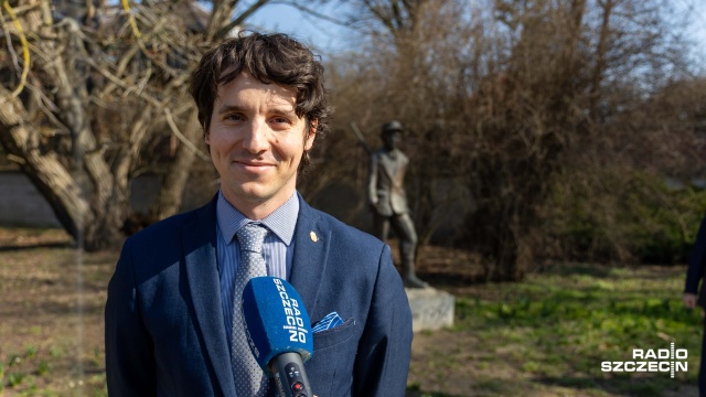 Fot. Robert Stachnik [Radio Szczecin] Kwiaty przy pomniku Chłopca z Pesztu w ramach Dnia Przyjaźni Polsko-Węgierskiej [ZDJĘCIA]