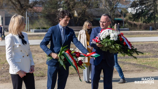 Fot. Robert Stachnik [Radio Szczecin] Kwiaty przy pomniku Chłopca z Pesztu w ramach Dnia Przyjaźni Polsko-Węgierskiej [ZDJĘCIA]