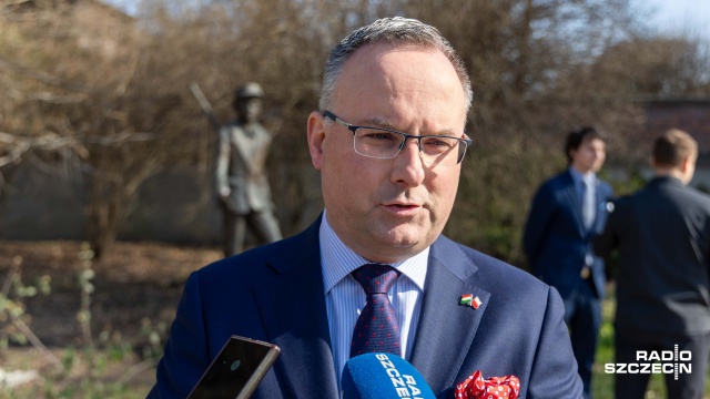 Krzysztof Męciński. Fot. Robert Stachnik [Radio Szczecin] Kwiaty przy pomniku Chłopca z Pesztu w ramach Dnia Przyjaźni Polsko-Węgierskiej [ZDJĘCIA]