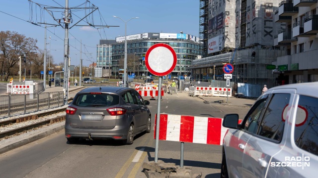 Fot. Robert Stachnik [Radio Szczecin] Wyrwy w jezdni nie ma, ale problemy na Al. Powstańców Wielkopolskich się nie skończyły [ZDJĘCIA]