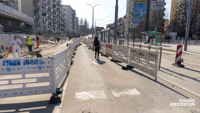 Fot. Robert Stachnik [Radio Szczecin] Wyrwy w jezdni nie ma, ale problemy na Al. Powstańców Wielkopolskich się nie skończyły [ZDJĘCIA]