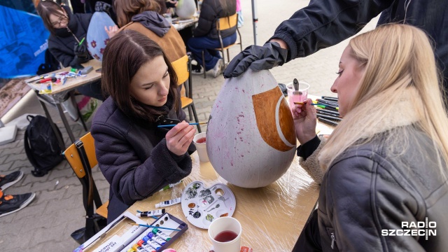 Fot. Robert Stachnik [Radio Szczecin] Pingwin, cyfry i zajączki - studenci ZUT po raz kolejny pomalowali jaja [WIDEO, ZDJĘCIA]