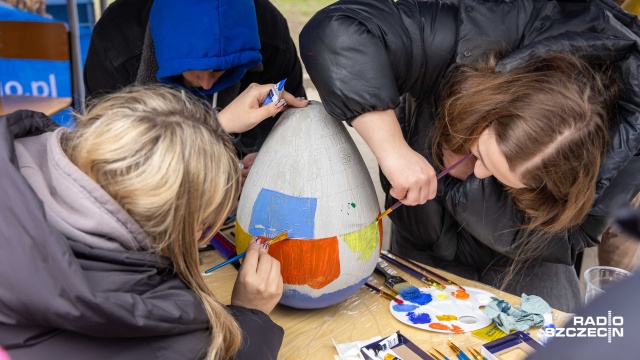 Fot. Robert Stachnik [Radio Szczecin] Pingwin, cyfry i zajączki - studenci ZUT po raz kolejny pomalowali jaja [WIDEO, ZDJĘCIA]