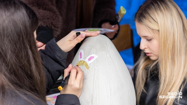 Fot. Robert Stachnik [Radio Szczecin] Pingwin, cyfry i zajączki - studenci ZUT po raz kolejny pomalowali jaja [WIDEO, ZDJĘCIA]