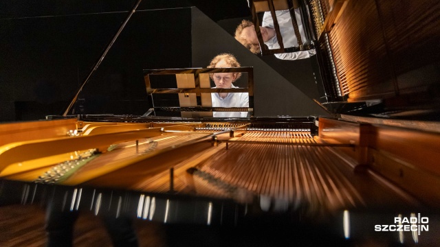 Piotr Pawlak – pianista. Fot. Robert Stachnik [Radio Szczecin] Szczecin. Fortepian z 1865 roku wrócił do filharmonii [WIDEO, ZDJĘCIA]