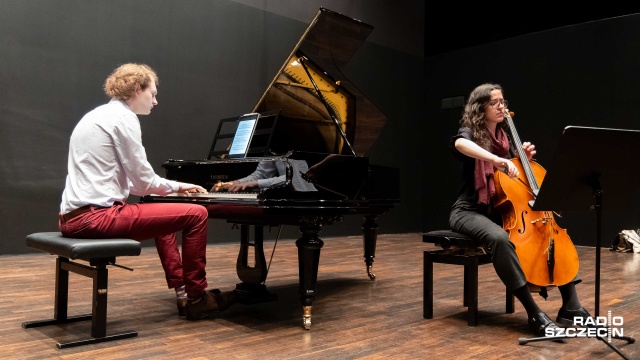 Piotr Pawlak – pianista i Matylda Adamus – wiolonczelistka. Fot. Robert Stachnik [Radio Szczecin] Szczecin. Fortepian z 1865 roku wrócił do filharmonii [WIDEO, ZDJĘCIA]