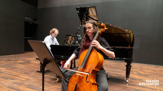 Matylda Adamus – wiolonczelistka i Piotr Pawlak – pianista. Fot. Robert Stachnik [Radio Szczecin] Szczecin. Fortepian z 1865 roku wrócił do filharmonii [WIDEO, ZDJĘCIA]