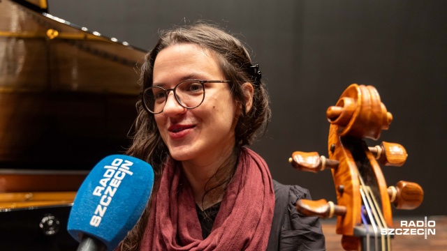 Matylda Adamus – wiolonczelistka. Fot. Robert Stachnik [Radio Szczecin] Szczecin. Fortepian z 1865 roku wrócił do filharmonii [WIDEO, ZDJĘCIA]