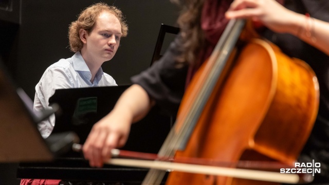Piotr Pawlak – pianista. Fot. Robert Stachnik [Radio Szczecin] Szczecin. Fortepian z 1865 roku wrócił do filharmonii [WIDEO, ZDJĘCIA]