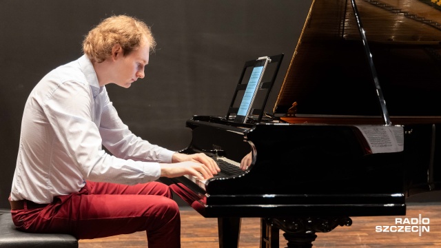 Piotr Pawlak – pianista. Fot. Robert Stachnik [Radio Szczecin] Szczecin. Fortepian z 1865 roku wrócił do Filharmonii [WIDEO, ZDJĘCIA]