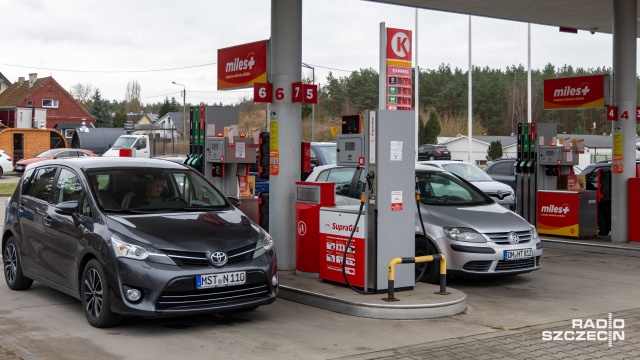 Fot. Robert Stachnik [Radio Szczecin] Na stacje benzynowe w Lubieszynie wrócili niemieccy kierowcy [ZDJĘCIA]