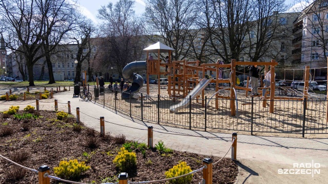 Fot. Robert Stachnik [Radio Szczecin] Najmłodsi ogłosili otwarcie nowego placu zabaw [ZDJĘCIA]