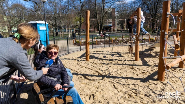 Fot. Robert Stachnik [Radio Szczecin] Najmłodsi ogłosili otwarcie nowego placu zabaw [ZDJĘCIA]