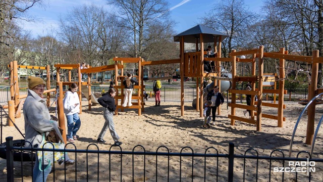 Fot. Robert Stachnik [Radio Szczecin] Najmłodsi ogłosili otwarcie nowego placu zabaw [ZDJĘCIA]