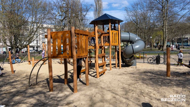 Fot. Robert Stachnik [Radio Szczecin] Najmłodsi ogłosili otwarcie nowego placu zabaw [ZDJĘCIA]