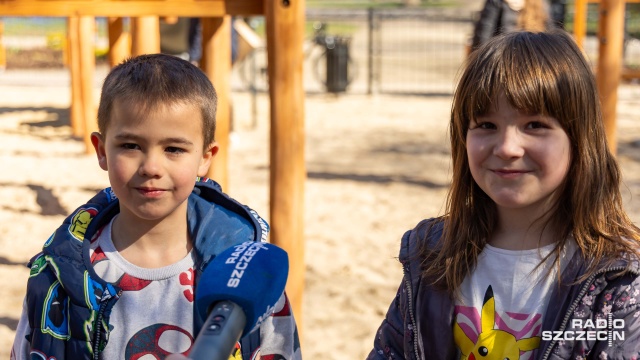 Fot. Robert Stachnik [Radio Szczecin] Najmłodsi ogłosili otwarcie nowego placu zabaw [ZDJĘCIA]