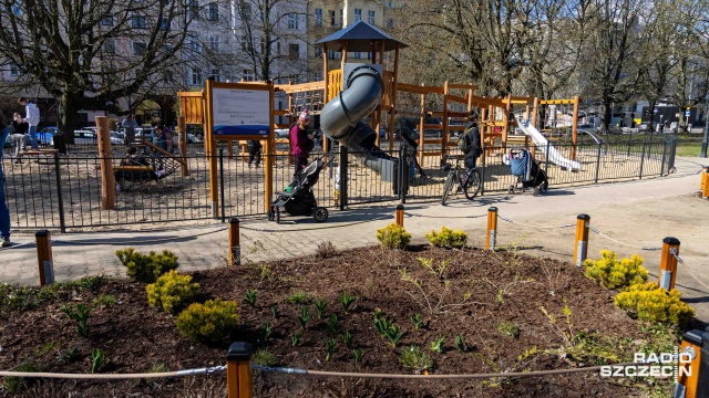 Fot. Robert Stachnik [Radio Szczecin] Najmłodsi ogłosili otwarcie nowego placu zabaw [ZDJĘCIA]